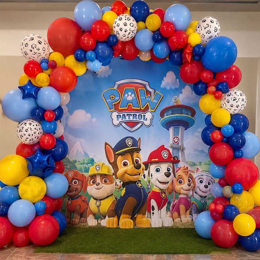 arco con globos y logo personalizado.